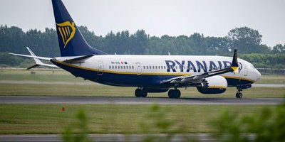 Ryanair förbjuds ta betalt för kabinväskor efter kundraseri