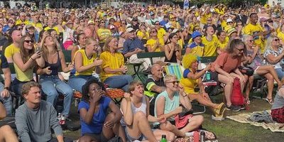 Publikfest i Folkets Park när Sverige missade VM-finalplatsen