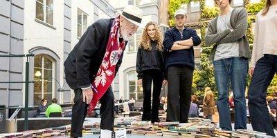 Michelangelo Pistoletto bygger bokkonst med Handelsstudenter