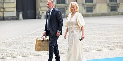 Främmande mannen vid Agnetha Fältskogs sida – är kollegor med varandra