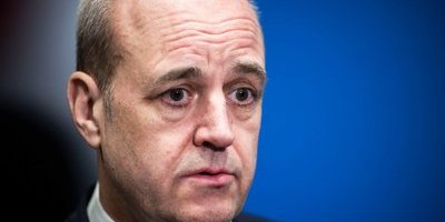 Vill se en oberoende utredning av SvFF:s arbetsmiljö – Reinfeldt svarar