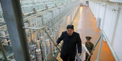 Kim Jong-Un spänner musklerna – visar Nordkoreas urananläggning