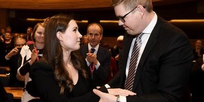 Festbild skakar finska politikern Antti Lindtman – tomtegäng gör Hitlerhälsning 