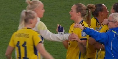 Magadalena Erikssons gest till Caroline Seger efter VM-bronset