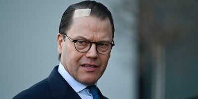 Prins Daniel hade plåster på huvudet efter ingrepp