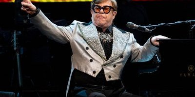 Elton John sålde prylar för över 80 miljoner