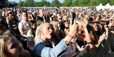 Bildextra: Strid ström av festivalbesökare när sommarrocken började i Svedala