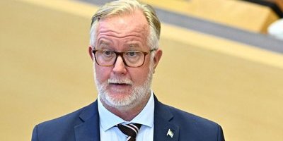 Pehrson: Tillåt lärare kontrollera elevers väskor