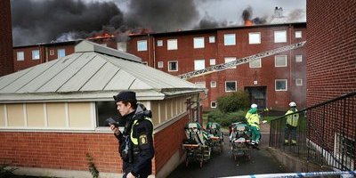 Kraftig brand sprider sig i lägenhetshus i Göteborg