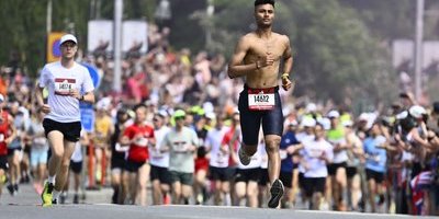 Vattenstrul i värmen på Stockholm Marathon