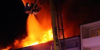 Brand rasar i flerfamiljshus i Uppsala