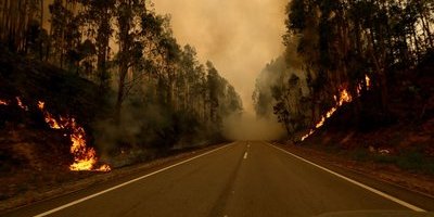 Inferno i Portugal: Brandmän fångades i lågorna