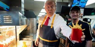 Donald Trump jobbar extra på McDonalds