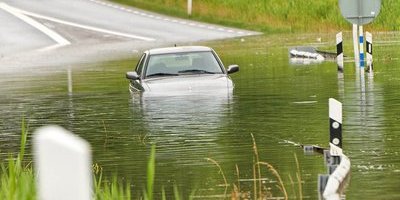 Bilar fastnar i vattenmassor i Skåne – flera vägar avstängda