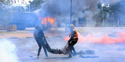 Parlamentet i lågor och demonstranter ihjälskjutna