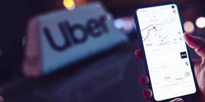 Vill stämma Uber efter krock – hindras av en pizzabeställning