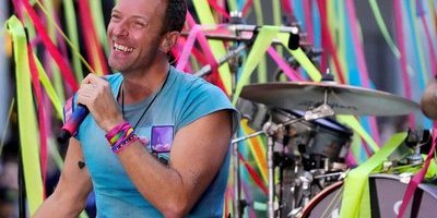 Chris Martin föll ned i lucka på scenen