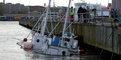 25 meter långt fartyg har sjunkit vid hamn – drivmedel läcker