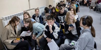 Nationalsång, krigsklipp och flyglarm – så formar skolan i Kiev barnens ukrainska identitet