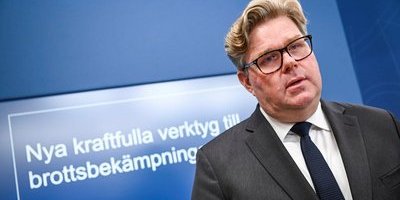 Regeringen vill att rektorer anmäler elever till polisen