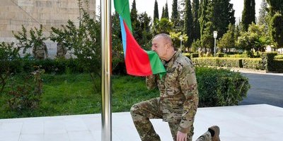 Azerbajdzjans flagga hissad i Nagorno-Karabach