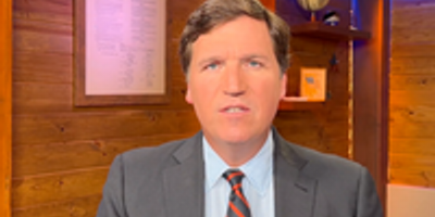 Tucker Carlson vevar mot medier efter Fox petning