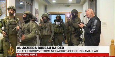 Israelisk militär har stormat tv-kanalen Al Jazeera