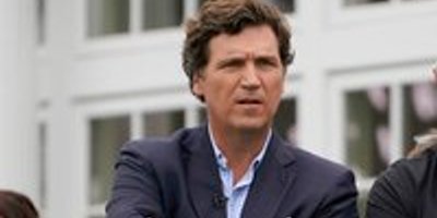 Tucker Carlson stäms av Fox News